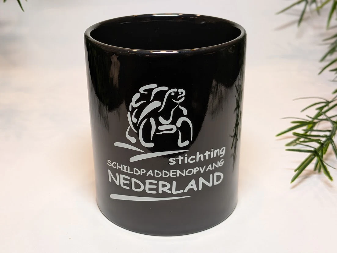 Donatiemok Stichting Schildpaddenopvang Nederland – Zwart 330 ml